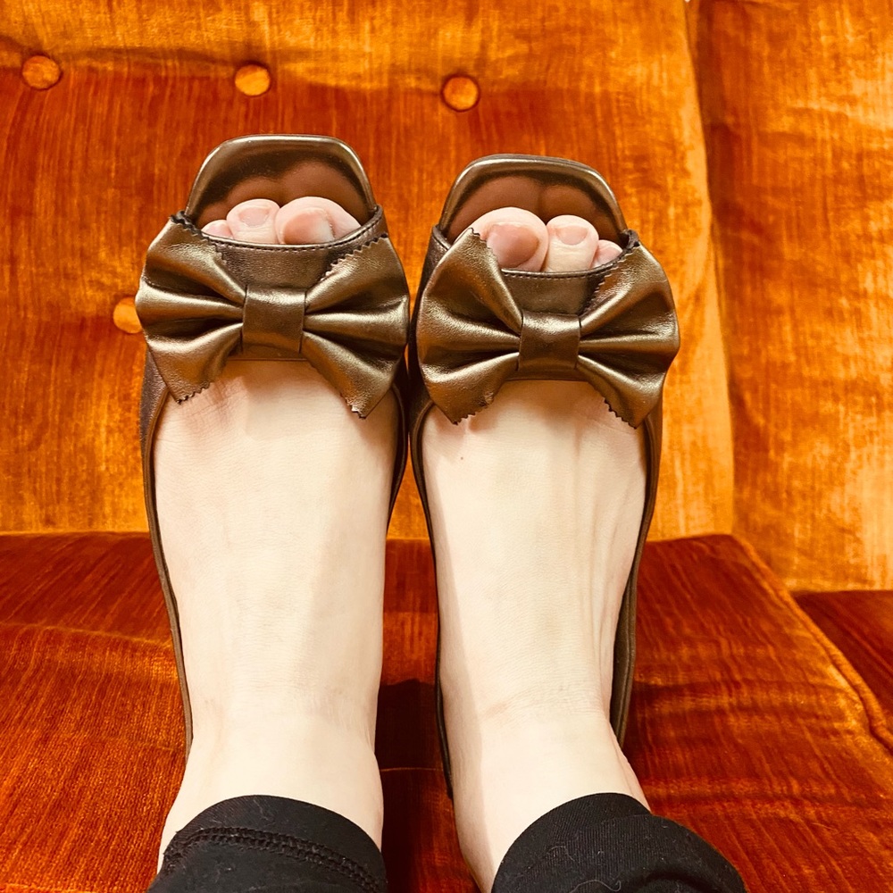 Gold bronze kitten heel sandals size 9.5